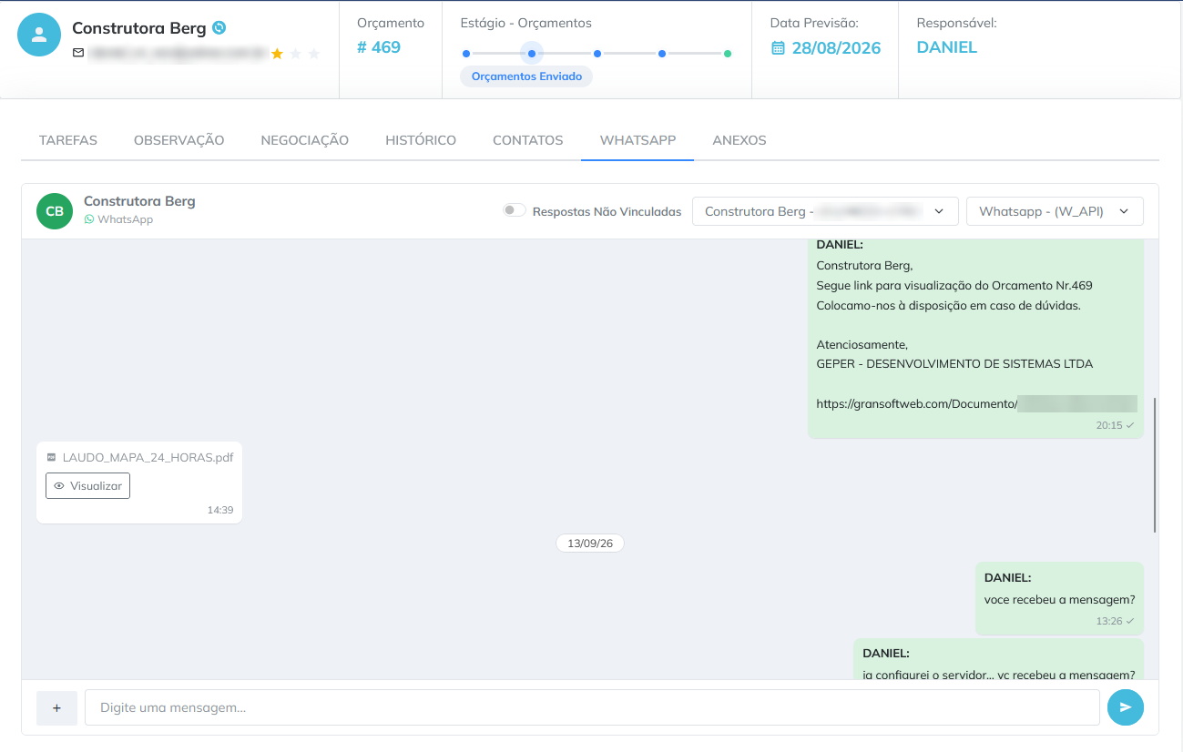 Aba WhatsApp da ficha do lead: conversa com o cliente dentro do CRM, com o envio do link do orçamento e a troca de mensagens e arquivos.