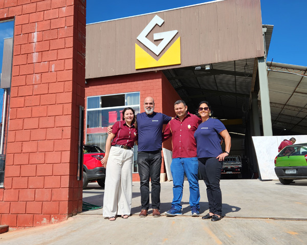 Visita da equipe Gransoft ao Grupo Granimar, em frente à empresa.